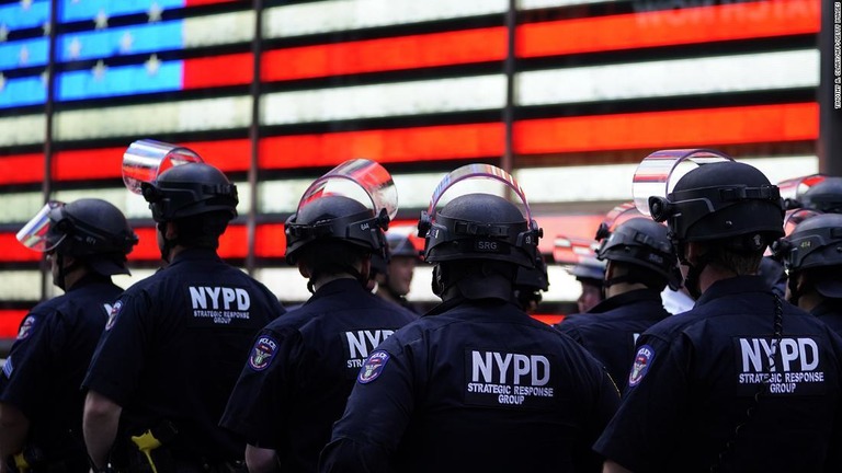 タイムズスクエア前のデモ参加者の付近に展開する警察官＝２０２０年６月１日/Timothy A. Clary/AFP/Getty Images
