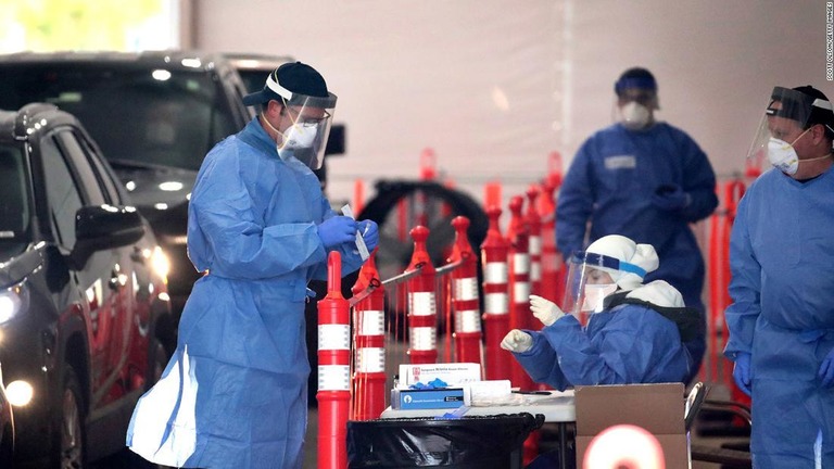 陽性率が過去最高を記録したウィスコンシン州で州兵が新型コロナ感染の検査を実施/Scott Olson/Getty Images