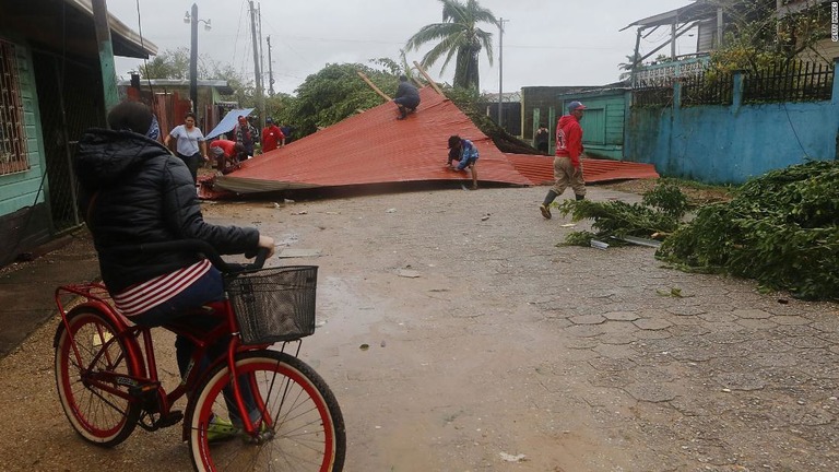 損傷した屋根を修理する住民ら＝４日、ニカラグアのプエルトカベサス/Getty Images
