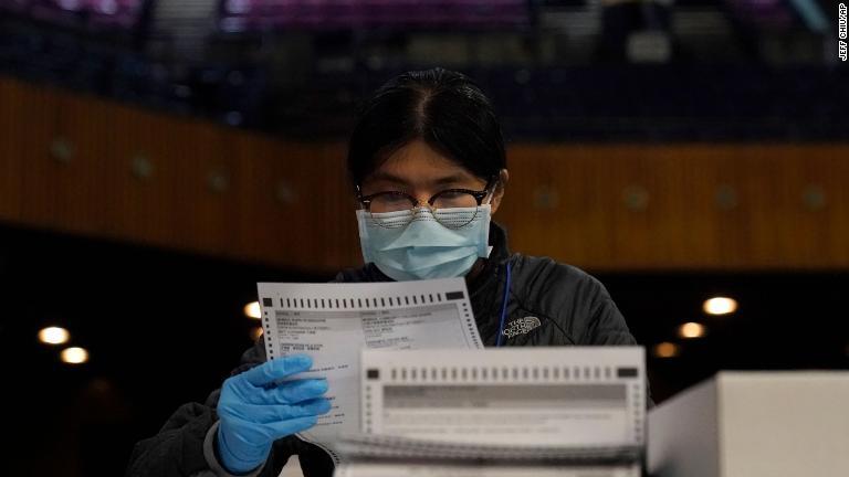 サンフランシスコの投票センターで票を確認する様子＝１日/Jeff Chiu/AP