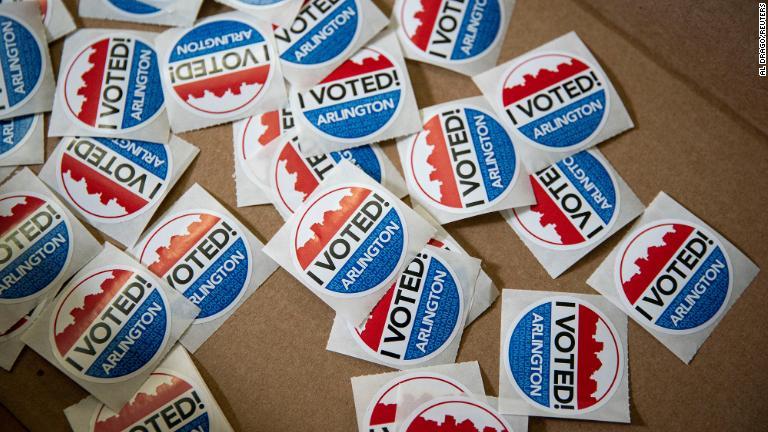 バージニア州アーリントンで箱に入った「私は投票した」のステッカー＝９月１８日/Al Drago/Reuters