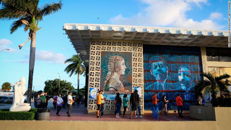 マイアミのジョン・Ｆ・ケネディ図書館でも投票の列ができた/Eva Marie Uzcategui/AFP/Getty Images