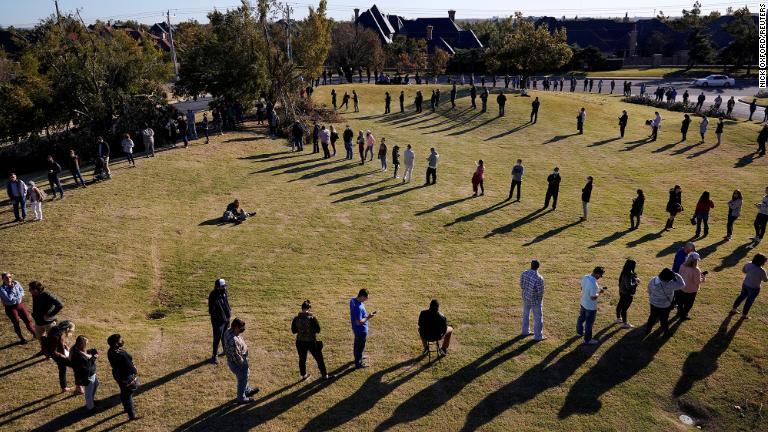 オクラホマシティーで投票の列に並ぶ人々＝３日/Nick Oxford/Reuters