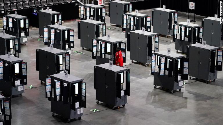 アトランタのステート・ファーム・アリーナで期日前投票をしようとするも機械が停止し投票できない男性。その後機械のトラブルは解消された＝１０月１２日/Brynn Anderson/AP
