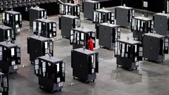 アトランタのステート・ファーム・アリーナで期日前投票をしようとするも機械が停止し投票できない男性。その後機械のトラブルは解消された＝１０月１２日