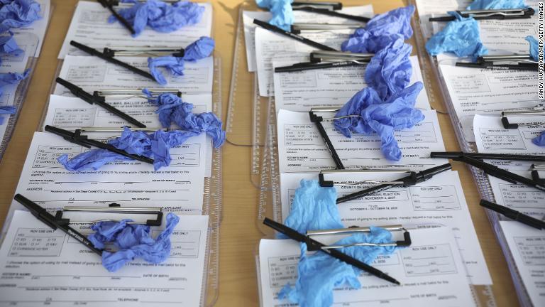期日前投票が始まったカリフォルニア州サンディエゴでは署名用の書類と防護用具が準備された＝１０月５日/Sandy Huffaker/AFP/Getty Images