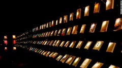 「無関実験書店」では、読者が漆黒の闇の中で買い物を行う。店内に灯（とも）るのは本のカバーに当たった弱い照明の光と、机の上に置かれた読書灯だけだ