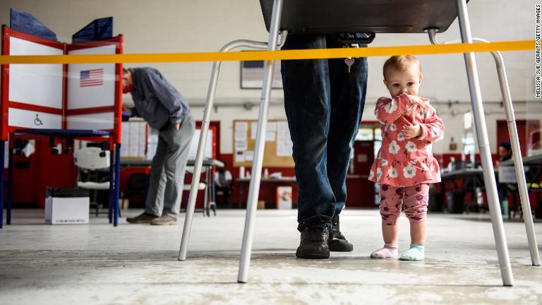 ノースカロライナ州セントポールの投票所にいるサブリナ・ジャクソンさん。父親のジャックさんが投票用紙を記入する間に待つ/Melissa Sue Gerrits/Getty Images
