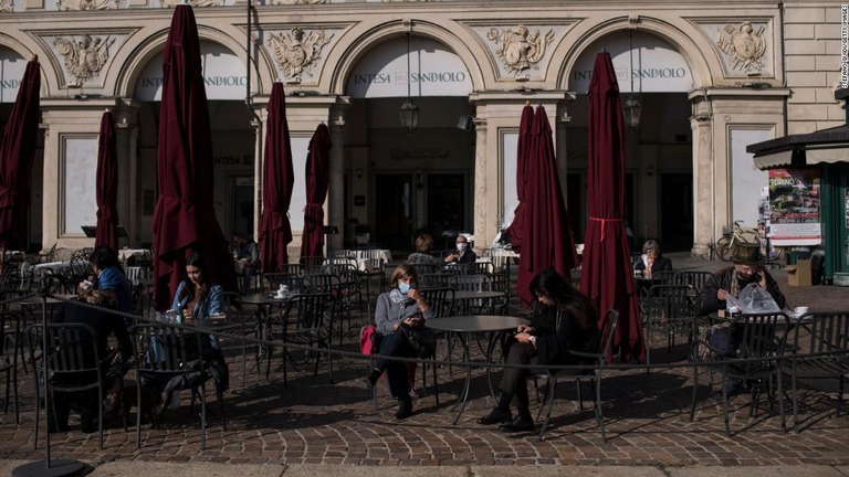 ロックダウン開始の前日、サンカルロ広場でマスクを着用している人々＝イタリア北西部ピエモンテ州/Stefano Guidi/Getty Images 