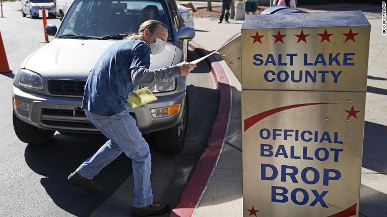 ソルトレークシティーで投票ボックスに票を投じる人＝１０月２０日/Rick Bowmer/AP