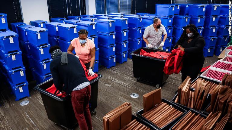 ノースカロライナ州シャーロットで大量の票が保管される部屋でバッグをたたむ作業員/Michael Ciaglo/Getty Images