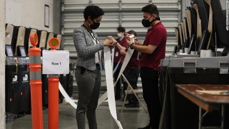 マイアミデード郡選挙当局本部で投票マシンの正確性を確認する作業員＝１０月１４日/Joe Raedle/Getty Images