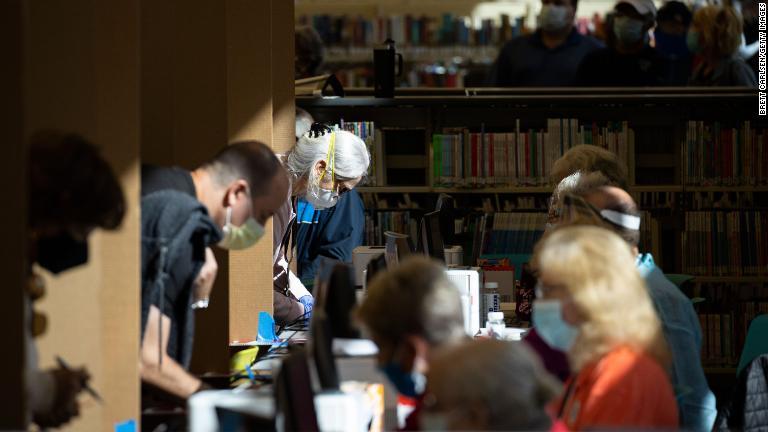 テネシー州ナッシュビルの図書館内で列をなす有権者＝１０月１４日/Brett Carlsen/Getty Images