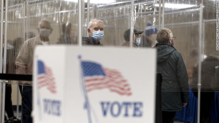 ビニールの仕切りが投票に並ぶ人々を隔てる＝１０月６日、オハイオ州トレド/Matthew Hatcher/Bloomberg/Getty Images