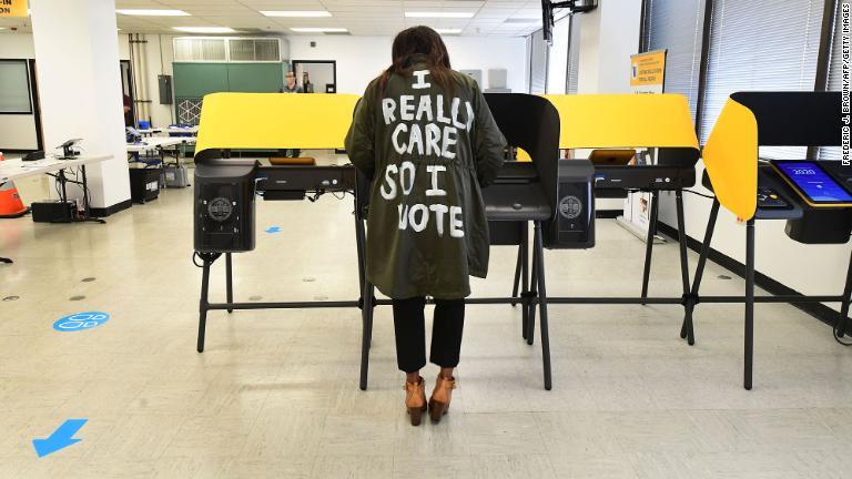 「本当に気になるから投票する」の文字があるジャケットを着て投票する女性。メラニア・トランプ氏が２０１８年に着た「私は本当に気にしない。あなたはどう？」のジャケットに類似＝１０月２９日、カリフォルニア州ノーウォーク/Frederic J. Brown/AFP/Getty Images