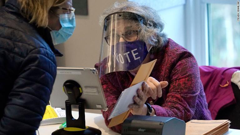 投票所の作業員が有権者を支援＝１０月２８日、マサチューセッツ州ニュートン/Steven Senne/AP