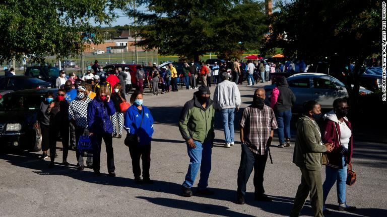 テネシー州チャタヌーガの期日前投票の列。入り口までは９０分待ち＝１０月１４日/C.B. Schmelter/Chattanooga Times Free Press/AP