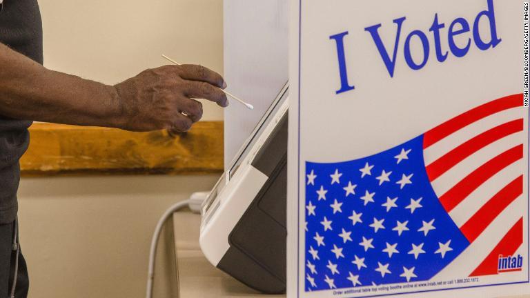 サウスカロライナ州レキシントンで投票する有権者＝１０月１４日/Micah Green/Bloomberg/Getty Images