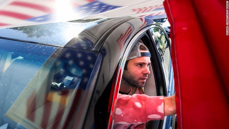 サウスカロライナ州チャールストンで車の中から投票する人＝１０月３０日/Michael Ciaglo/Getty Images