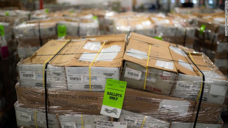 オレゴン州ポートランドの郵政公社（ＵＳＰＳ）の施設で郵便投票の詰まった箱が積まれている。この週だけでＵＳＰＳは１５０万通の郵便投票を処理して配送＝１０月１４日/Nathan Howard/Getty Images