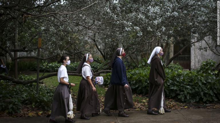 マイアミで投票の列に並ぶマスク姿の修道女＝１０月１９日/Marco Bello/Bloomberg/Getty Images