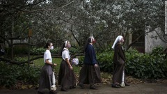 マイアミで投票の列に並ぶマスク姿の修道女＝１０月１９日