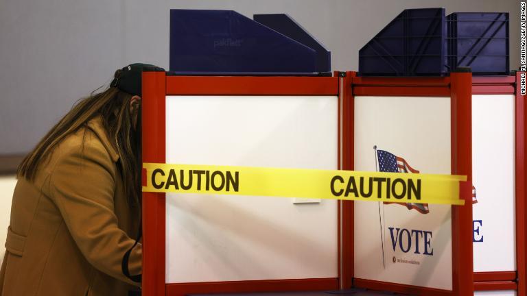 メーン州ポートランドで投票する人/Michael M. Santiago/Getty Images