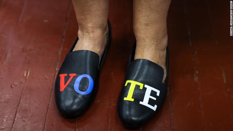 投票所で働く女性は「投票」の文字がある靴をはいていた＝サウスカロライナ州チャールストン/Michael Ciaglo/Getty Images