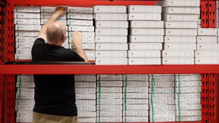 ユタ州プロボで集計済みの票が入った封印された箱の数を数える作業員＝３日/George Frey/Bloomberg/Getty Images