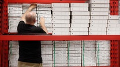 ユタ州プロボで集計済みの票が入った封印された箱の数を数える作業員＝３日