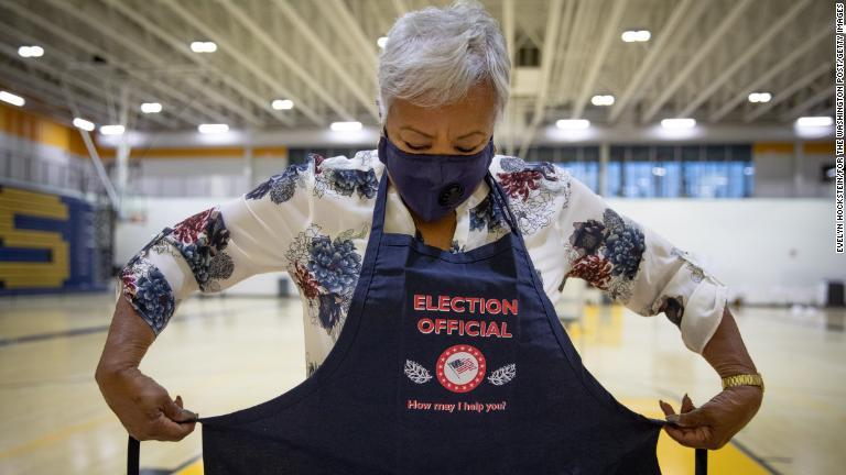 投票の公式エプロンを身につける＝１０月２７日、ワシントン/Evelyn Hockstein/For The Washington Post/Getty Images