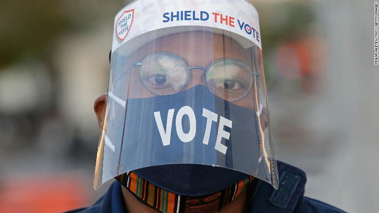 マスクとフェースシールドを着用して投票に臨む有権者＝３日、首都ワシントン/Yegor Aleyev/TASS/Getty Images