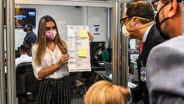 マイアミで郵便投票を検証する様子/Chandan Khanna/AFP/Getty Images