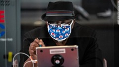 ニューヨーク市ブルックリンの投票者でタブレットを操作する作業員。コロナウイルスの影響でニューヨーク州は期日前投票を認めた＝１０月２６日