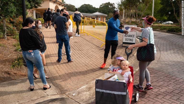 投票の列に並ぶ人に水やスナックを配る女性＝１０月２４日、ジョージア州スマーナ/Elijah Nouvelage/AFP/Getty Images