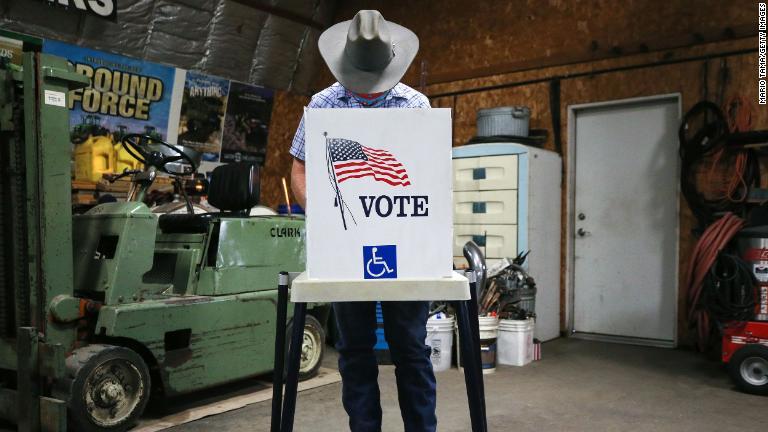 アイオワ州リッチランドで票を投じる男性/Mario Tama/Getty Images