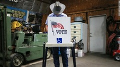アイオワ州リッチランドで票を投じる男性