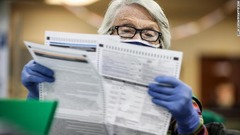 デンバーで投票用紙を検証する選挙関係者＝３日