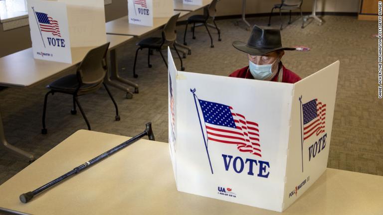 アイオワ州ダベンポートで投票用紙を記入する市民＝１０月５日/Daniel Acker/The Washington Post/Getty Images