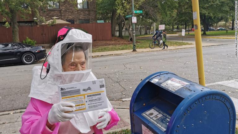 １０２歳の元教師、ビアトリス・ランプキンさんが郵便投票を投じる＝１０月１日/Soren Kyale/Chicago Teachers Union/Reuters