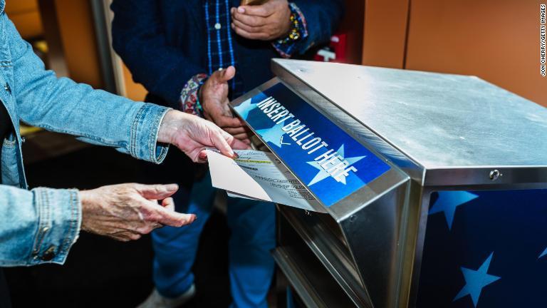 ケンタッキー州ルイビルで投票ボックスに投票＝１０月１３日/Jon Cherry/Getty Images