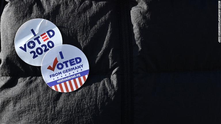民主党員が「私は投票した」のバッジを付ける/John Macdougall/AFP/Getty Images