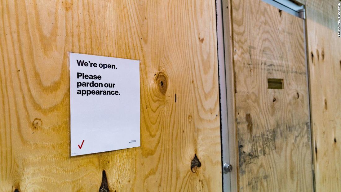 板張りの店舗に掲げられたサイン＝３日、米ジョージア州アトランタ/Megan Varner/Getty Images 