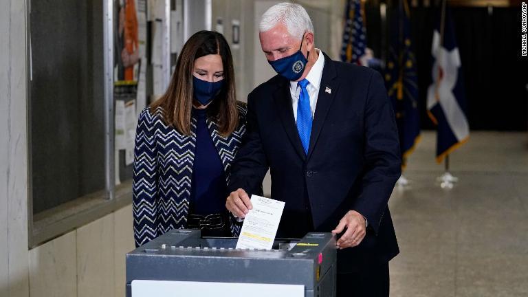 ペンス副大統領とカレン夫人がインディアナポリスで投票＝１０月２３日/Michael Conroy/AP