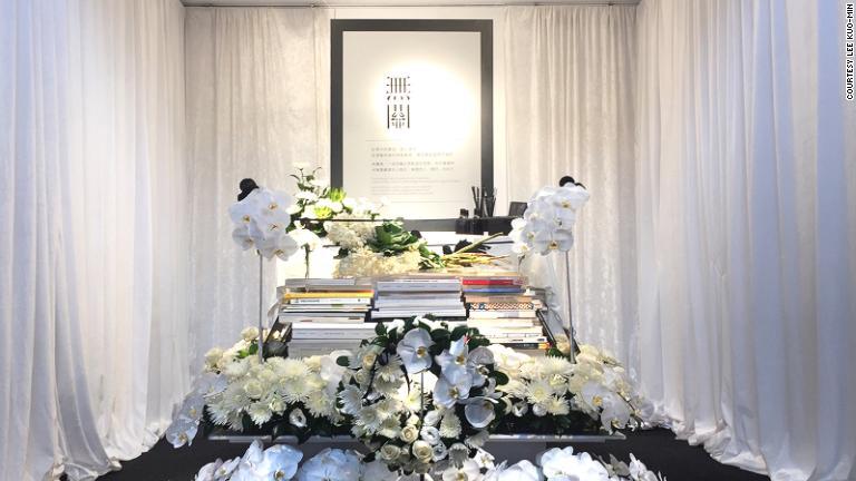 こうした理由から、無関書店の入り口には伝統的な中国の葬儀場を思わせる装飾が施されている/courtesy Lee Kuo-min
