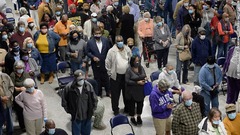 サウスカロライナ州の期日前投票初日に投票に訪れた人々＝１０月５日