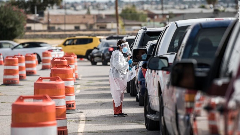 米国の新型コロナ感染者数が来月にも倍増する恐れがあるという/Cengiz Yar/Getty Images
