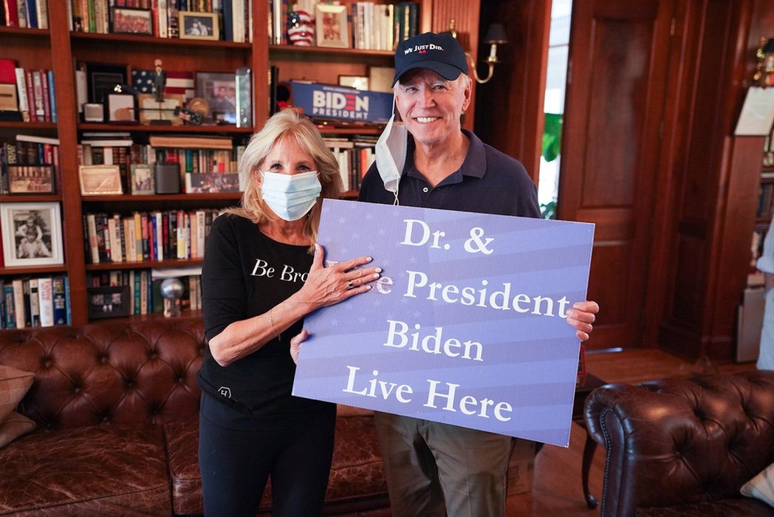 当選後にジル・バイデン氏が夫のジョー氏と並ぶ写真を投稿。ジョー氏の帽子には「４６」の文字が/From Dr. Jill Biden/Twitter