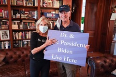 当選後にジル・バイデン氏が夫のジョー氏と並ぶ写真を投稿。ジョー氏の帽子には「４６」の文字が