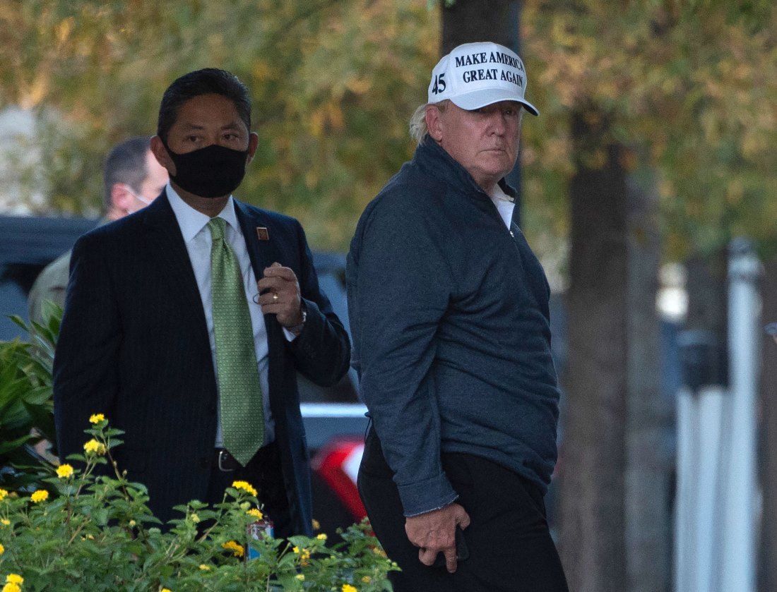 バイデン氏の当選報道後にゴルフコースからホワイトハウスに戻るトランプ氏。記者団に手を振った。トランプ氏は７日午前、バージニア州のゴルフコースにいた/Andrew Caballero-Reynolds/AFP/Getty